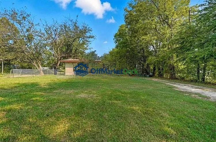 Off-market house in Emory, Texas — 3 beds, 2 baths, $40,000 - Blurred background Image