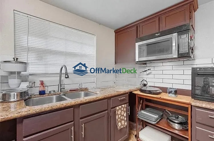 Off-market house in Emory, Texas — 3 beds, 2 baths, $40,000 — photo 3 of 8