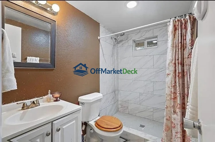 Off-market house in Emory, Texas — 3 beds, 2 baths, $40,000 — photo 4 of 8