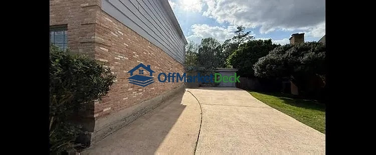 Off-market house in Houston, Texas — 3 beds, 2.5 baths, $285,000 - Blurred background Image