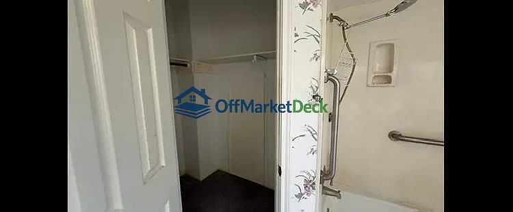 Off-market house in Houston, Texas — 3 beds, 2.5 baths, $285,000 — photo 8 of 8