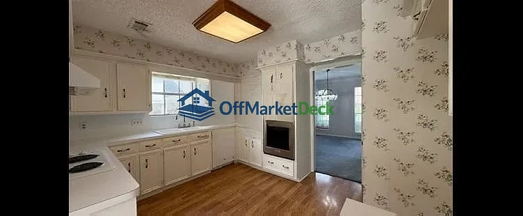 Off-market house in Houston, Texas — 3 beds, 2.5 baths, $285,000 — photo 6 of 8