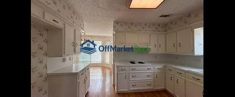 Off-market house in Houston, Texas — 3 beds, 2.5 baths, $285,000 — photo 4 of 8