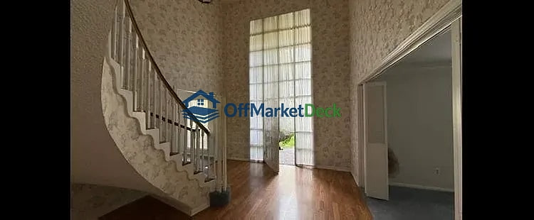 Off-market house in Houston, Texas — 3 beds, 2.5 baths, $285,000 — photo 2 of 8