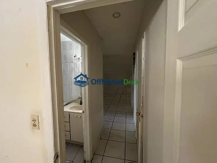 Off-market house in Opa-locka, Florida — 3 beds, 1 bath, $549,900 — photo 7 of 8