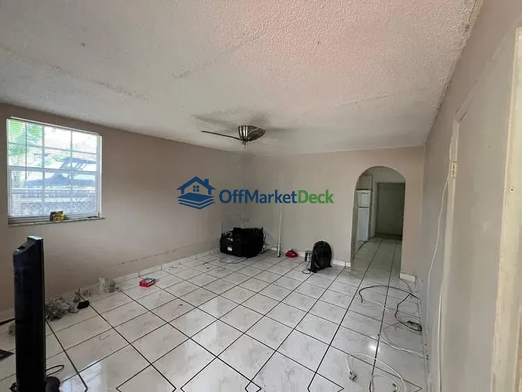 Off-market house in Opa-locka, Florida — 3 beds, 1 bath, $549,900 — photo 3 of 8