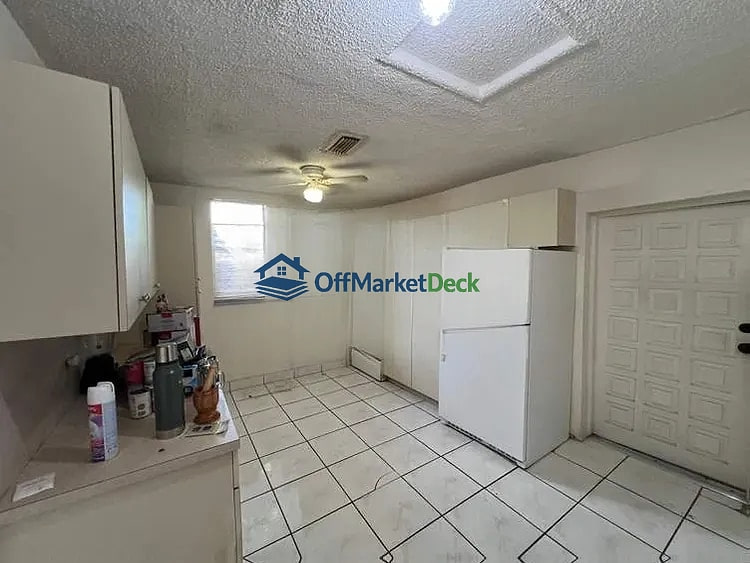 Off-market house in Opa-locka, Florida — 3 beds, 1 bath, $549,900 — photo 5 of 8
