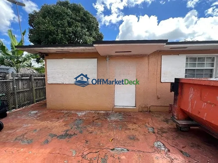 Off-market house in Opa-locka, Florida — 3 beds, 1 bath, $549,900 — photo 6 of 8