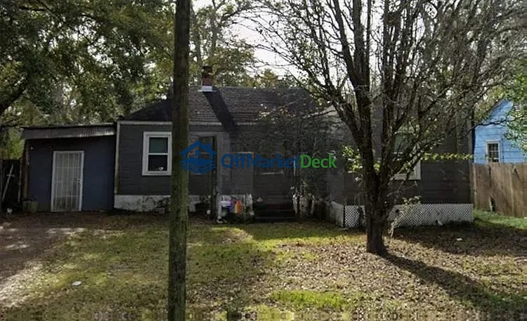 Off-market house in Mobile, Alabama — 2 beds, 1 bath, $79,000 - Blurred background Image