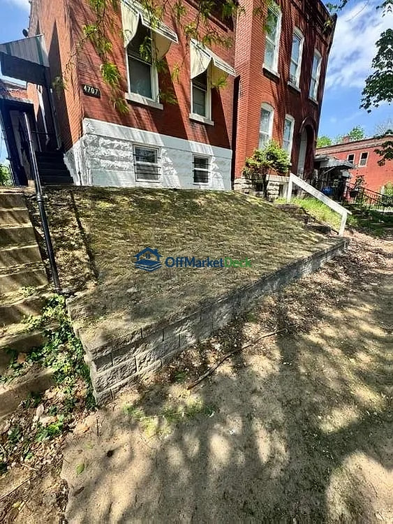 Off-market house in St. Louis, Missouri — 2 beds, 1 bath, $73,000 — photo 3 of 8