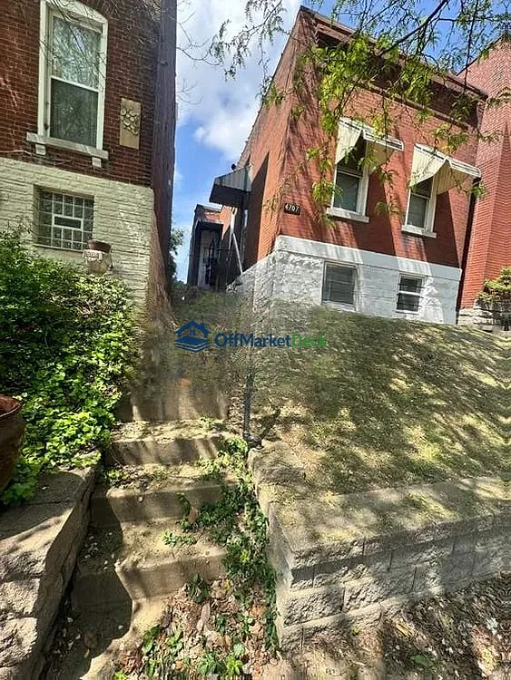 Off-market house in St. Louis, Missouri — 2 beds, 1 bath, $73,000 — photo 2 of 8