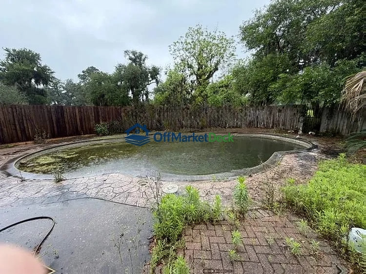 Off-market house in West Columbia, Texas — 6 beds, 4 baths, $215,000 — photo 3 of 8