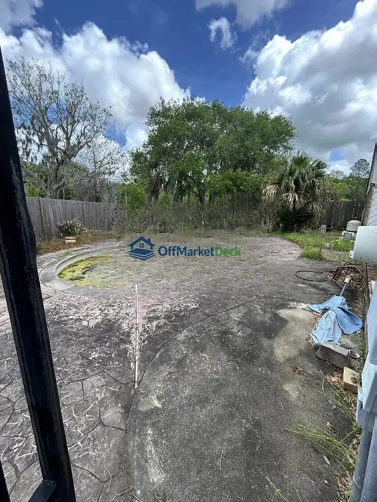 Off-market house in West Columbia, Texas — 6 beds, 4 baths, $215,000 — photo 4 of 8