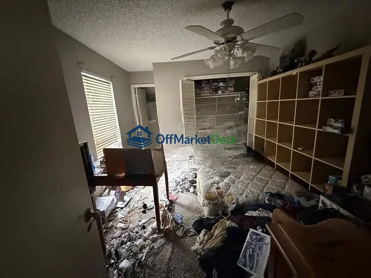 Off-market house in West Columbia, Texas — 6 beds, 4 baths, $215,000 - Blurred background Image