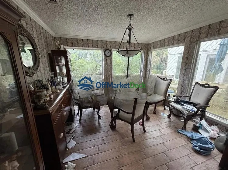Off-market house in West Columbia, Texas — 6 beds, 4 baths, $215,000 — photo 2 of 8