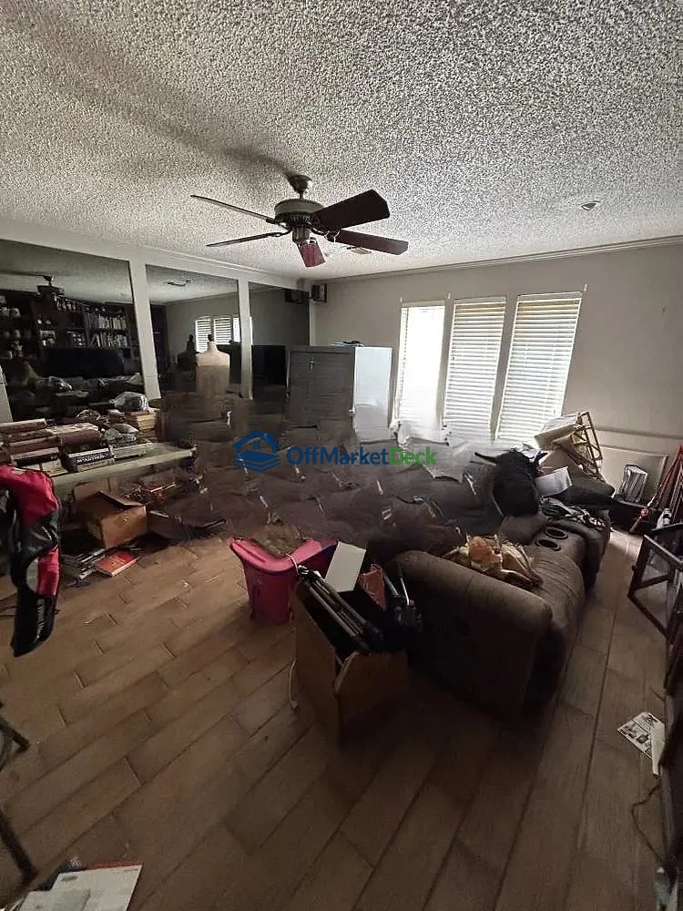 Off-market house in West Columbia, Texas — 6 beds, 4 baths, $215,000 — photo 8 of 8