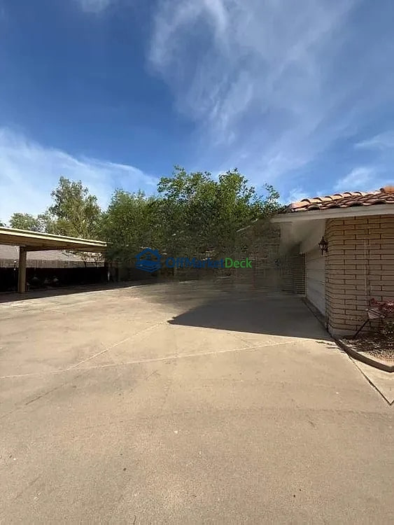 Off-market house in Phoenix, Arizona — 4 beds, 3 baths, $1,400,000 - Blurred background Image