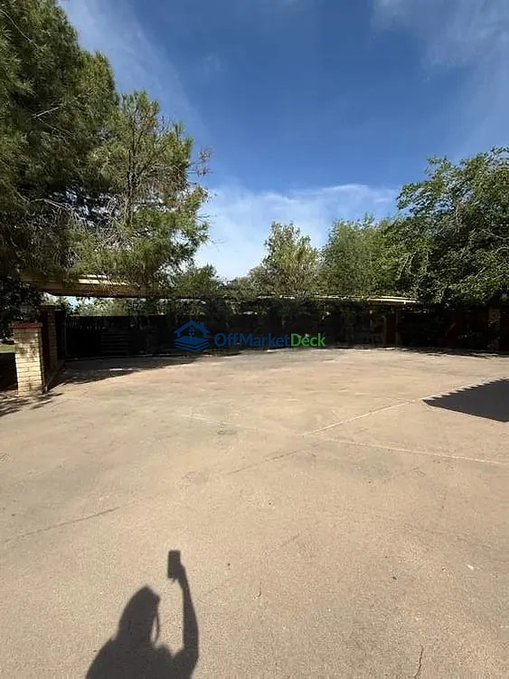 Off-market house in Phoenix, Arizona — 4 beds, 3 baths, $1,400,000 — photo 2 of 8