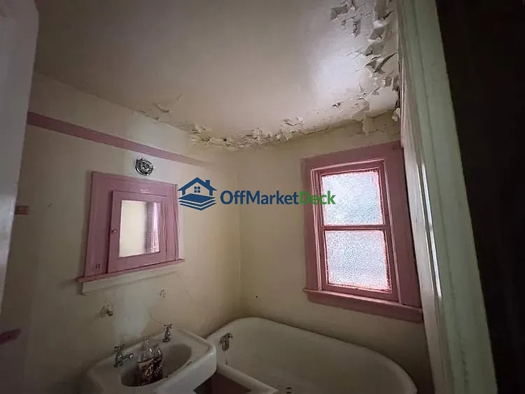 Off-market house in Cleveland, Ohio — 3 beds, 1 bath, $65,000 - Blurred background Image