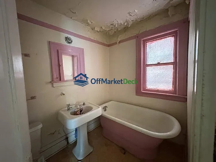 Off-market house in Cleveland, Ohio — 3 beds, 1 bath, $65,000 — photo 2 of 8
