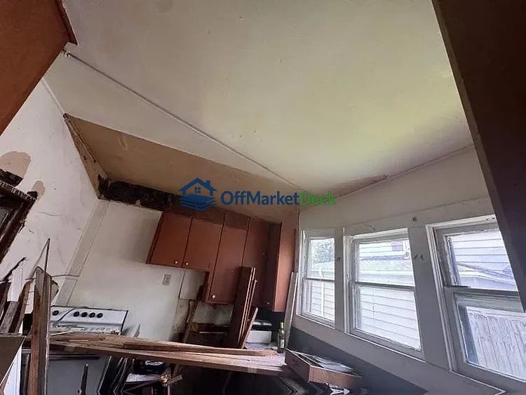 Off-market house in Alvin, Texas — 3 beds, 1 bath, $69,500 — photo 6 of 8