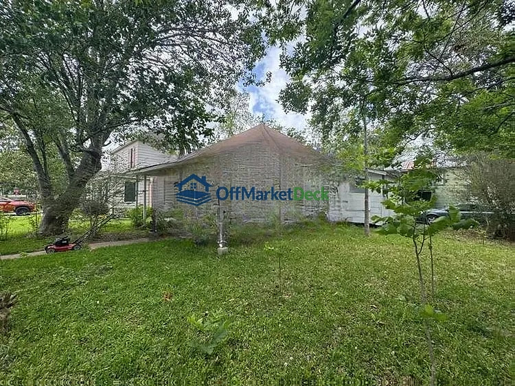 Off-market house in Alvin, Texas — 3 beds, 1 bath, $69,500 — photo 4 of 8