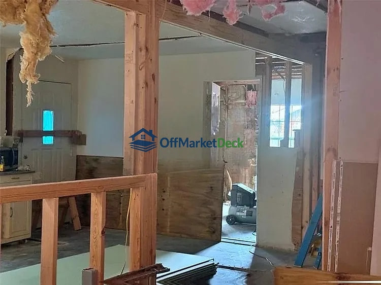 Off-market house in Houston, Texas — 2 beds, 1 bath, $69,900 — photo 7 of 8