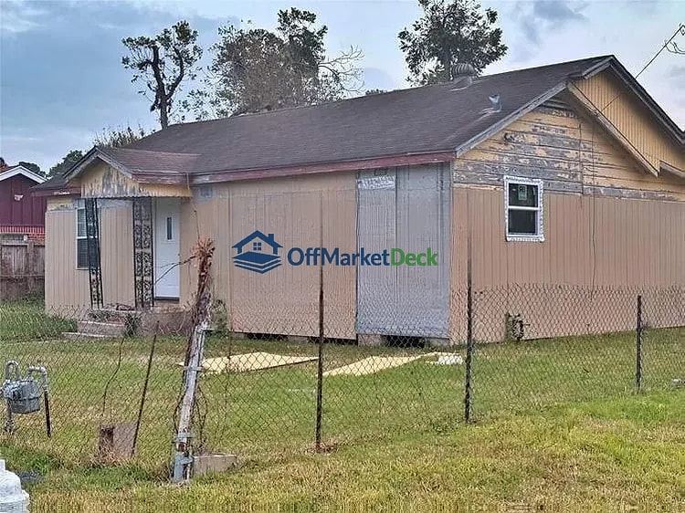 Off-market house in Houston, Texas — 2 beds, 1 bath, $69,900 — photo 6 of 8
