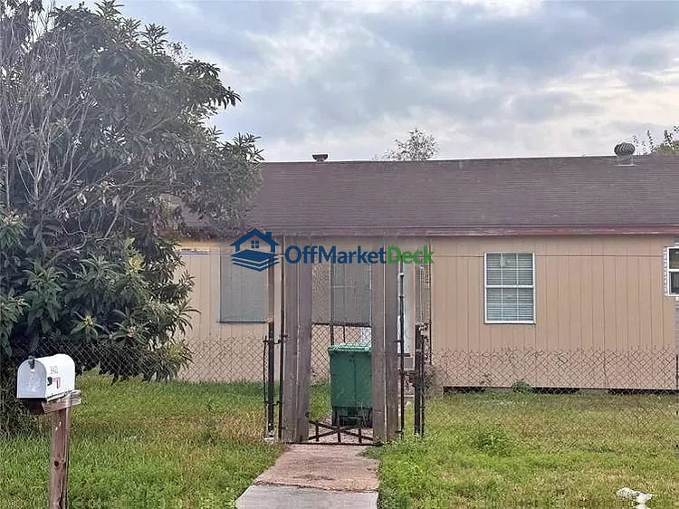 Off-market house in Houston, Texas — 2 beds, 1 bath, $69,900 - Blurred background Image