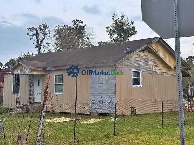 Off-market house in Houston, Texas — 2 beds, 1 bath, $69,900 — photo 5 of 8