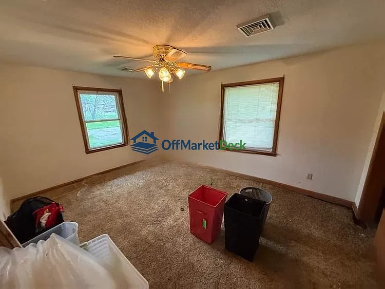 Off-market house in Anderson, Indiana — 2 beds, 1 bath, $63,500 — photo 3 of 8