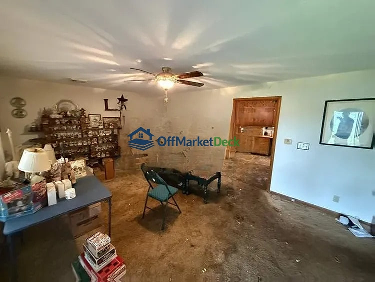 Off-market house in Anderson, Indiana — 2 beds, 1 bath, $63,500 - Blurred background Image