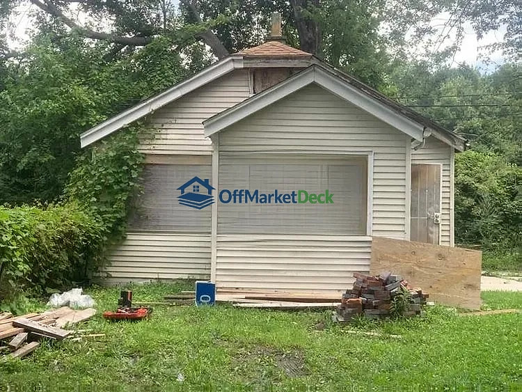 Off-market house in Detroit, Michigan — 1 bed, 1 bath, $11,000 - Blurred background Image