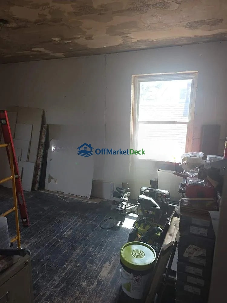 Off-market house in Indianapolis, Indiana — 3 beds, 1.5 baths, $120,000 — photo 5 of 8