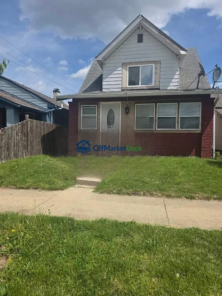 Off-market house in Indianapolis, Indiana — 3 beds, 1.5 baths, $120,000 — photo 2 of 8