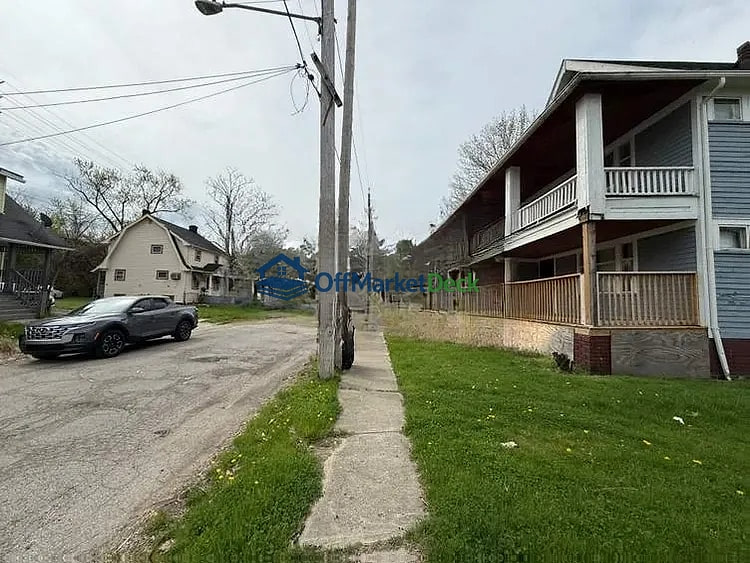 Off-market house in Cleveland, Ohio — 4 beds, 2 baths, $75,000 — photo 3 of 8