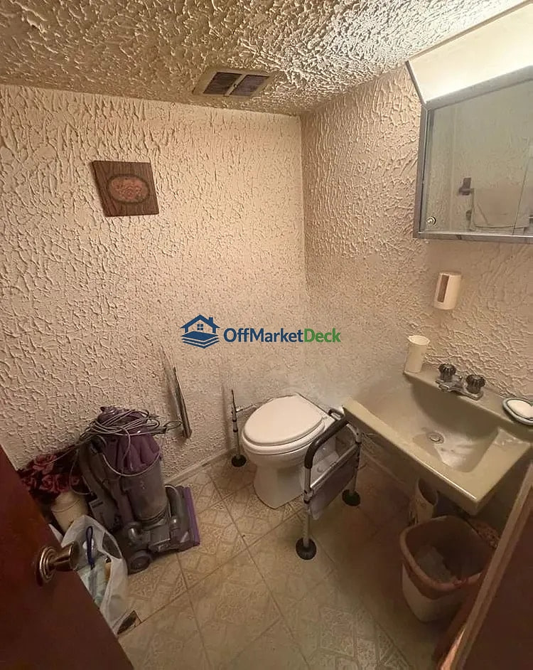 Off-market house in Westminster, Colorado — 3 beds, 2 baths, $433,000 — photo 4 of 8