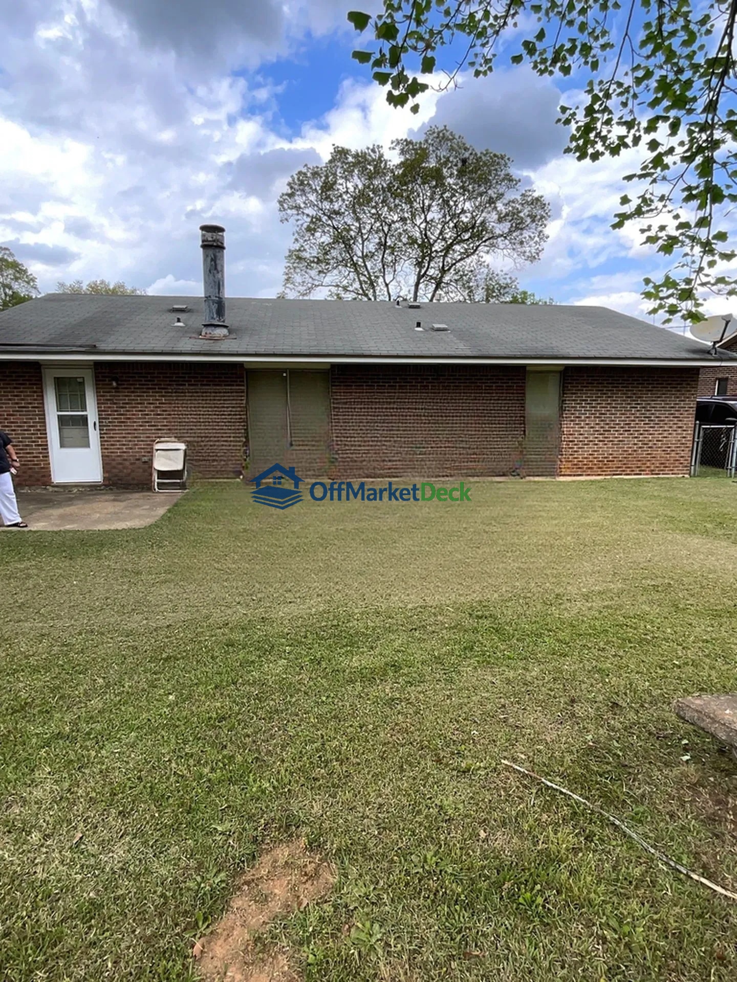 Off-market house in Montgomery, Alabama — 3 beds, 2 baths, $118,200 - Blurred background Image