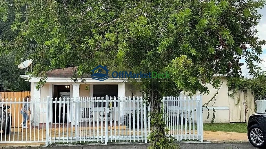 Off-market house in Miami, Florida — 2 beds, 1 bath, $480,900 — photo 2 of 3