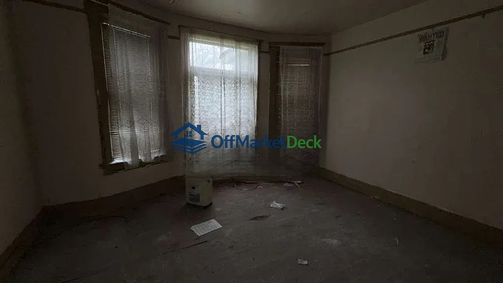 Off-market duplex in Detroit, Michigan — 6 beds, 3 baths, $89,900 — photo 8 of 8