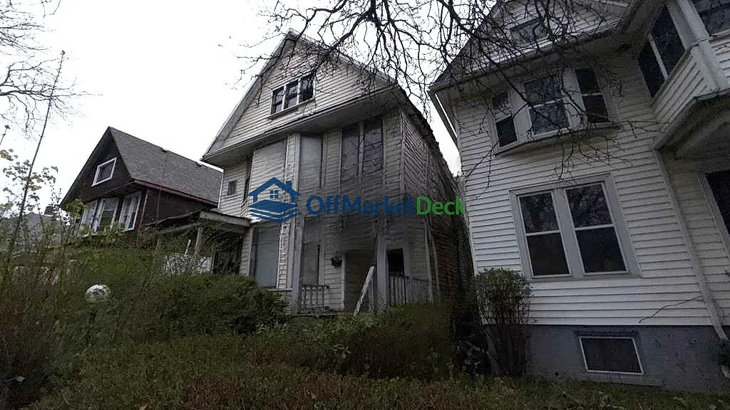 Off-market duplex in Detroit, Michigan — 6 beds, 3 baths, $89,900 — photo 4 of 8