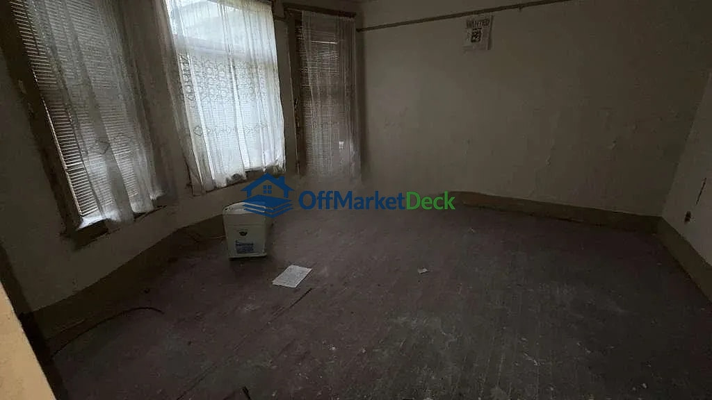 Off-market duplex in Detroit, Michigan — 6 beds, 3 baths, $89,900 — photo 5 of 8