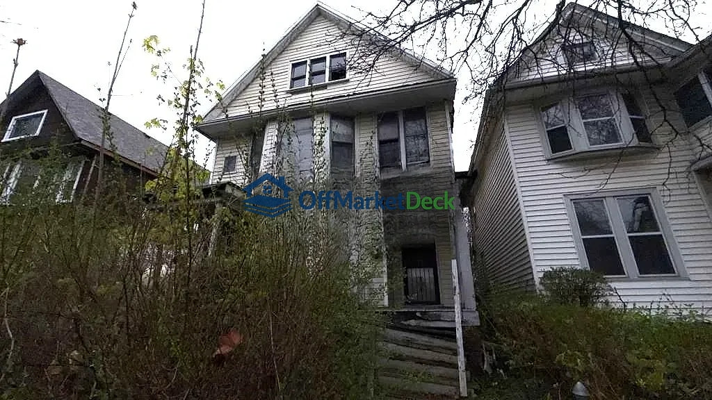 Off-market duplex in Detroit, Michigan — 6 beds, 3 baths, $89,900 - Blurred background Image