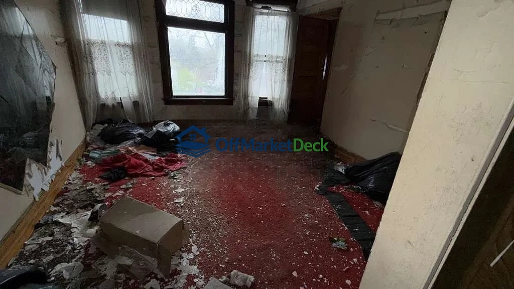 Off-market duplex in Detroit, Michigan — 6 beds, 3 baths, $89,900 — photo 6 of 8