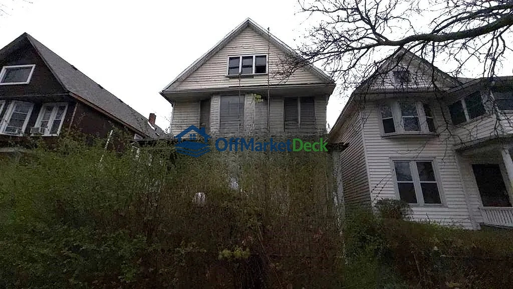 Off-market duplex in Detroit, Michigan — 6 beds, 3 baths, $89,900 — photo 2 of 8