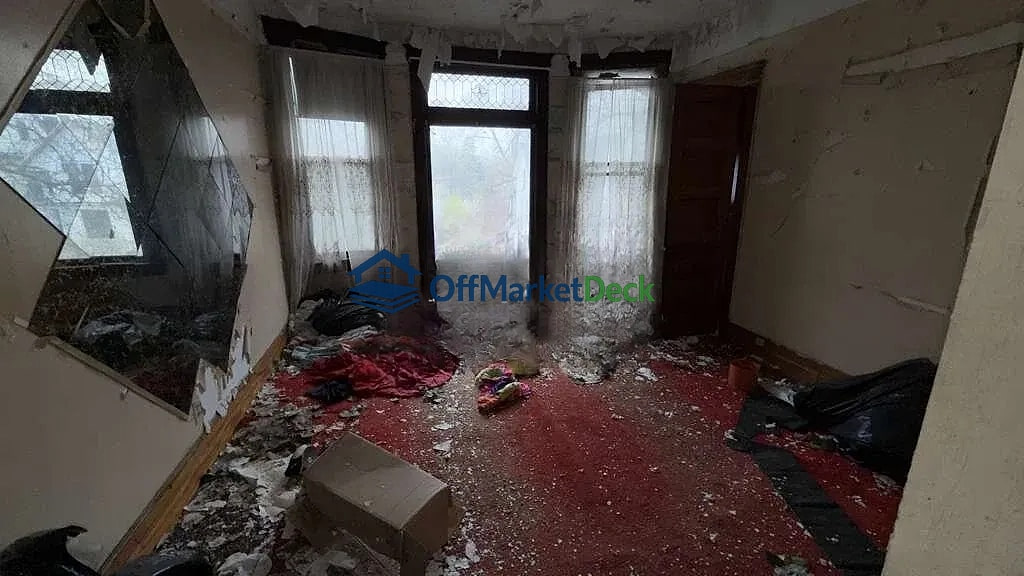 Off-market duplex in Detroit, Michigan — 6 beds, 3 baths, $89,900 — photo 7 of 8