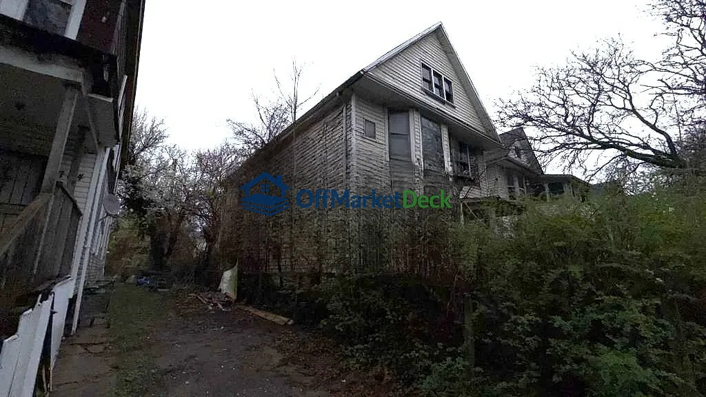 Off-market duplex in Detroit, Michigan — 6 beds, 3 baths, $89,900 — photo 3 of 8