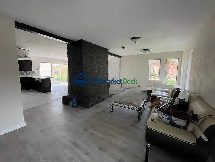 Off-market house in Dallas, Texas — 3 beds, 2 baths, $265,000 — photo 3 of 8
