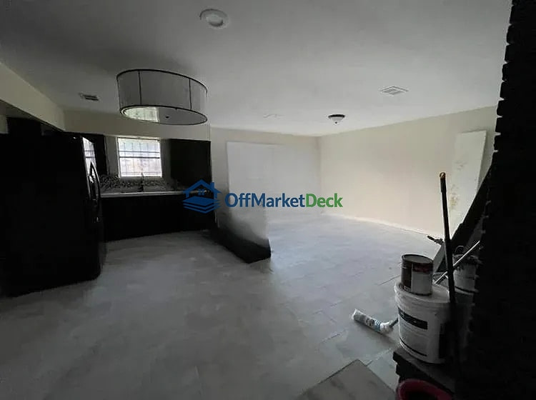 Off-market house in Dallas, Texas — 3 beds, 2 baths, $265,000 — photo 2 of 8