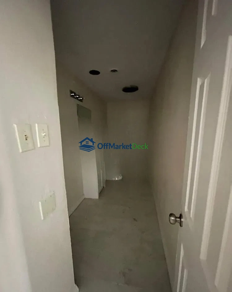 Off-market house in Dallas, Texas — 3 beds, 2 baths, $265,000 — photo 5 of 8